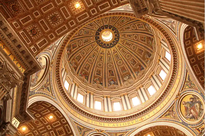 聖堂のドーム内部